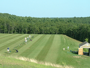 golfers practicing